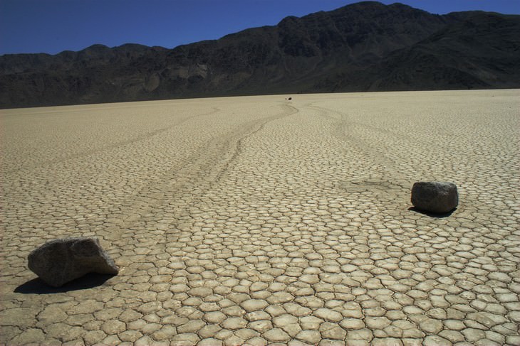 science solved mysteries Sailing Stones