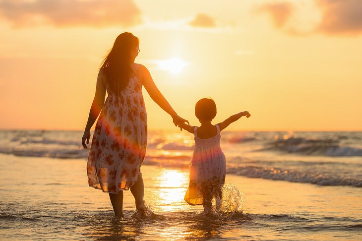 parenting mistakes mother and daughter on the beach