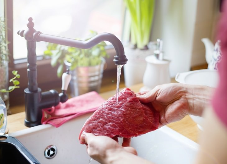 unhealthy habits Washing Raw Meat