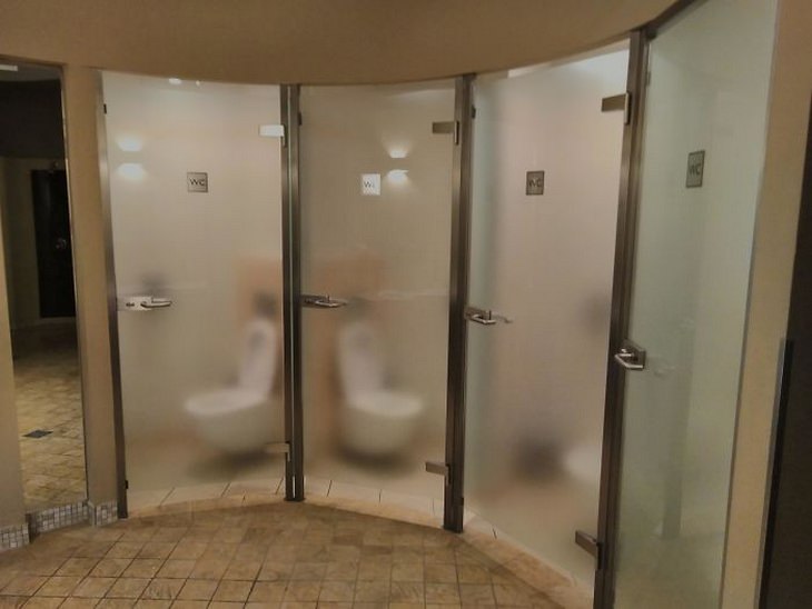 Bad bathrooms: opaque