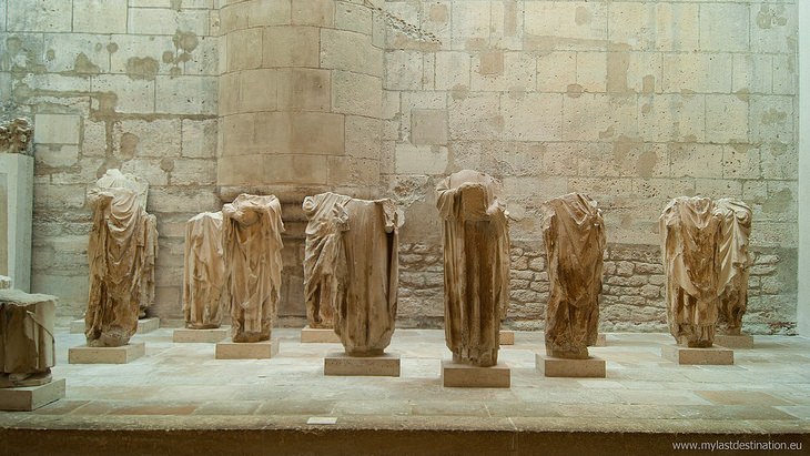 Notre Dame: headless
