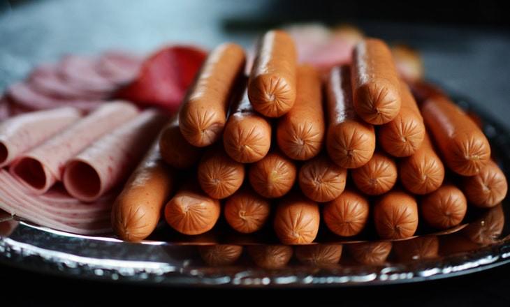 bowel cancer and processed and red meat sausages and deli meats