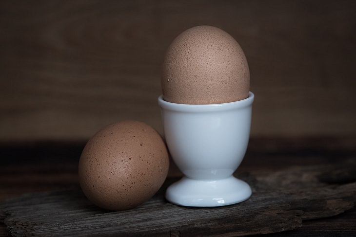 6. Pelar los huevos duros cuidadosamente
