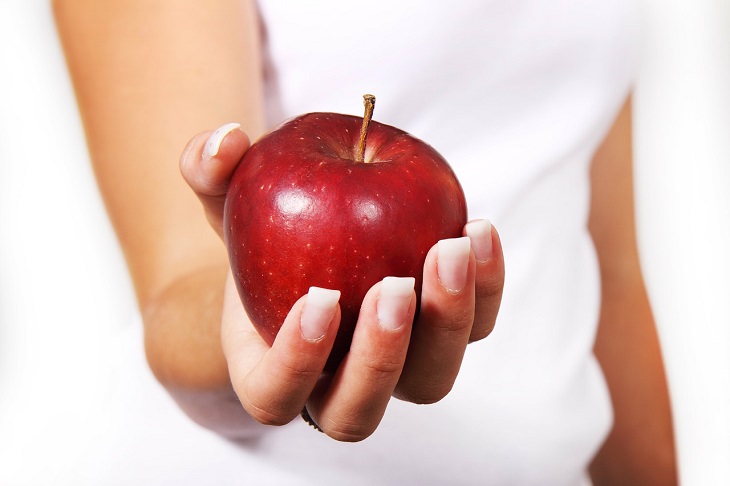 9. Enjuaga las manzanas en agua caliente antes de limpiarlas.