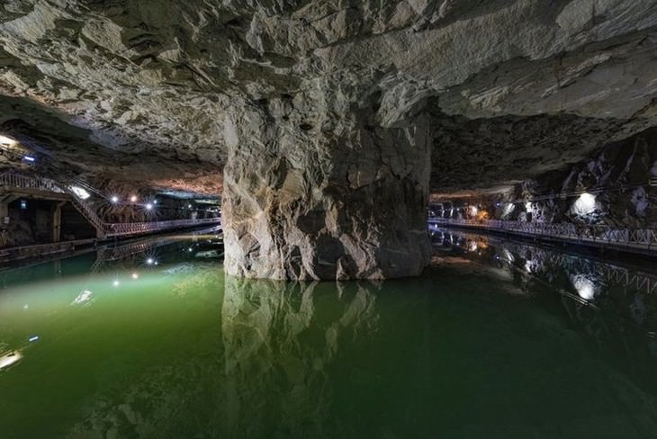 caves tourism. Zhaishan Tunnel