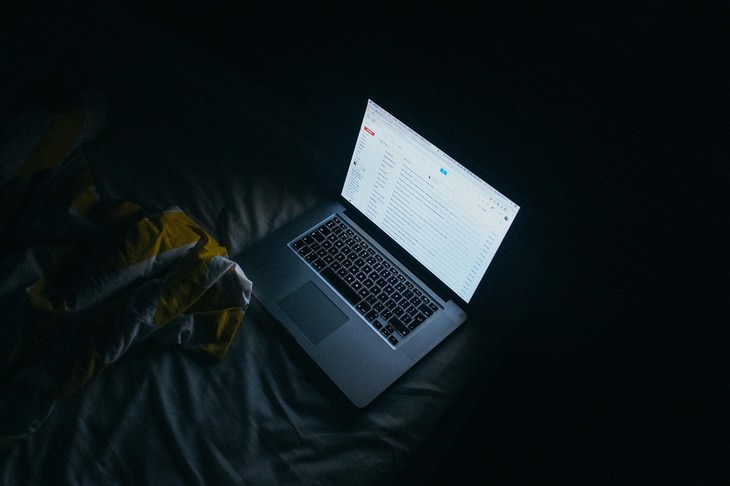 circadian rhythms dysfunctions reasons why Using Electronic Devices Before Bed