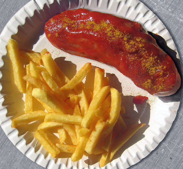 Snacks: currywurst