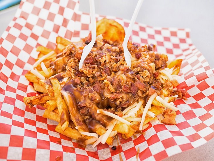 Snacks: poutine