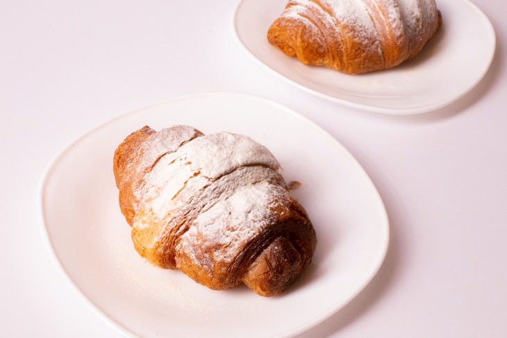 foods to try in France Croissant