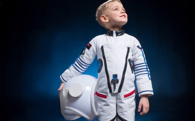 solar system quiz: boy astronaut