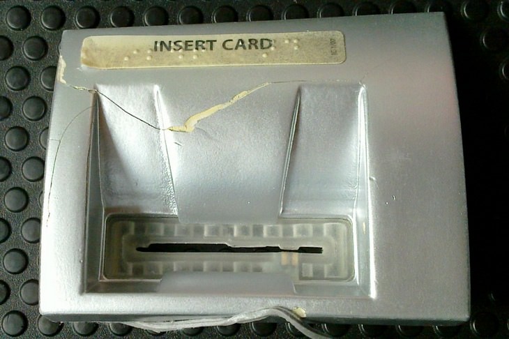 Pickpockets: card skimmer ATM