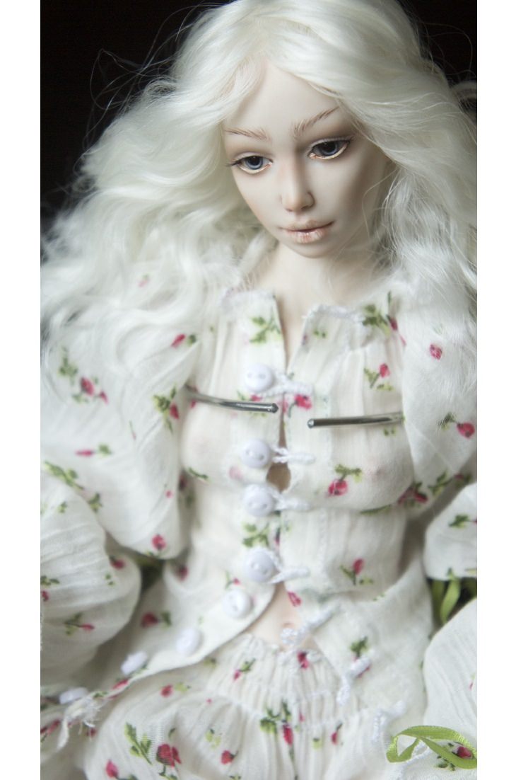Porcelain dolls: white hair