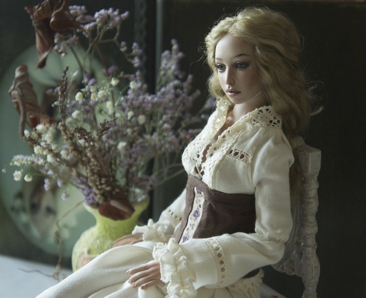 Porcelain dolls: blonde traditional garment