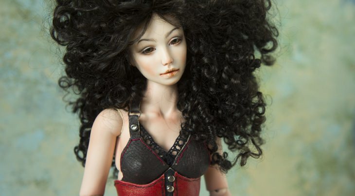 Porcelain dolls: curly