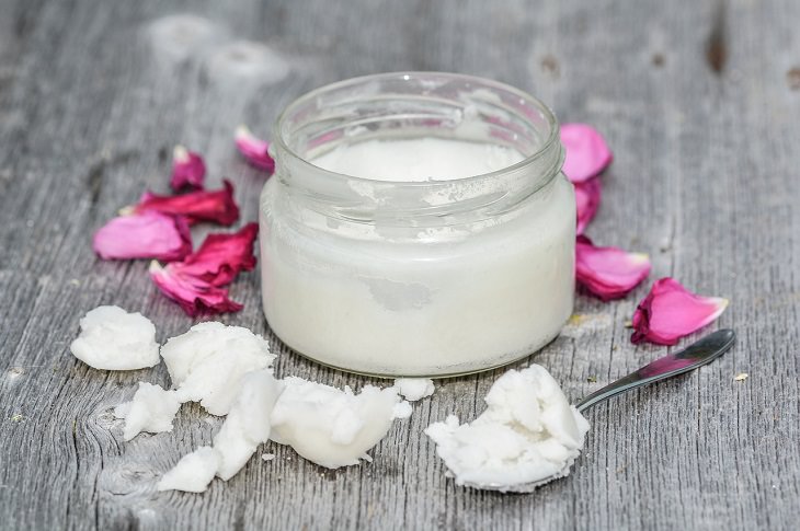 Facial scrubs: coconut oil