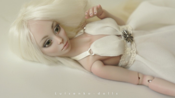 Porcelain dolls: lying down