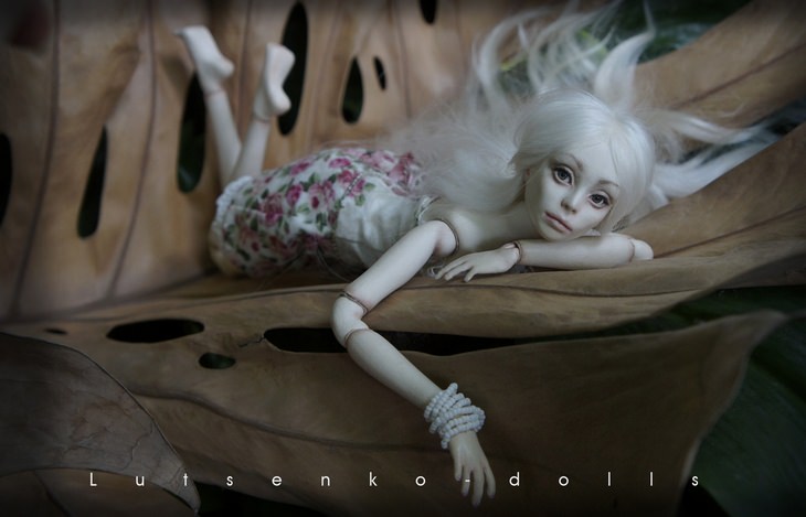 Porcelain dolls: posing