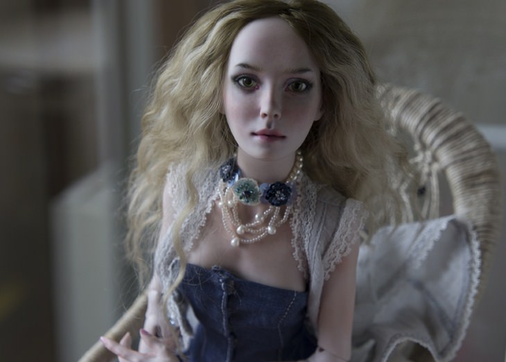 Porcelain dolls: staring