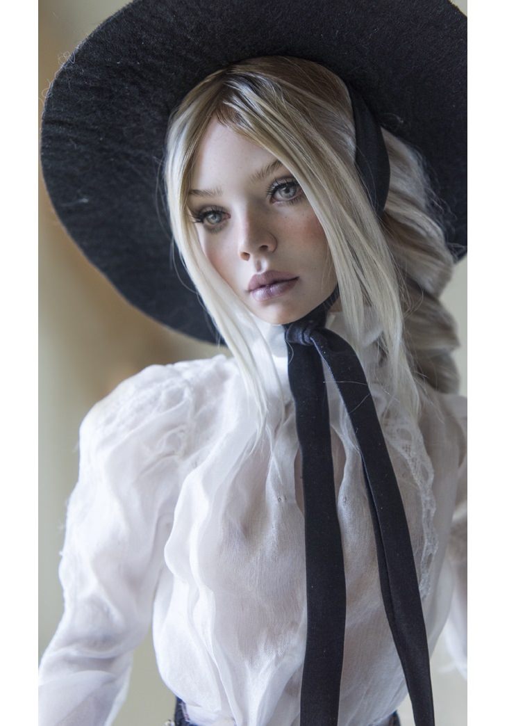 Porcelain dolls: blonde hat