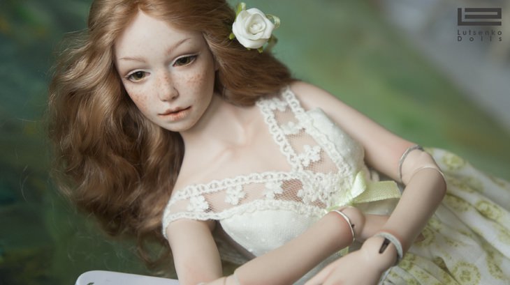 Porcelain dolls: flowery