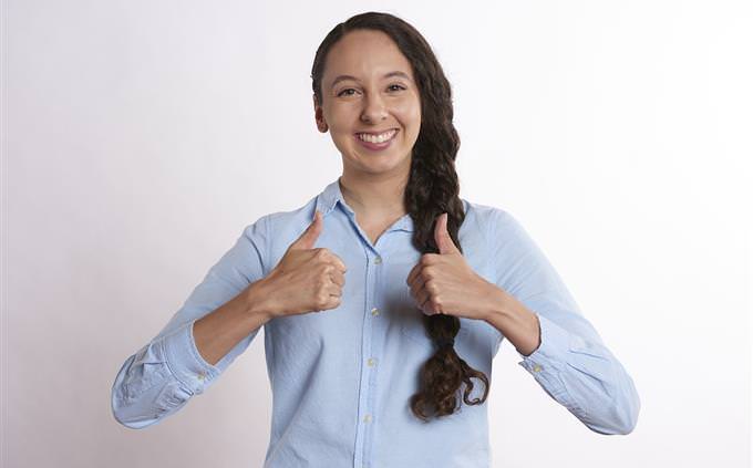 memory quiz: Woman giving two thumbs up