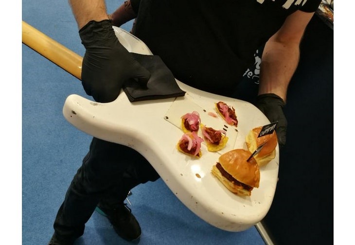 Pretentious food presentations: burger on guitar