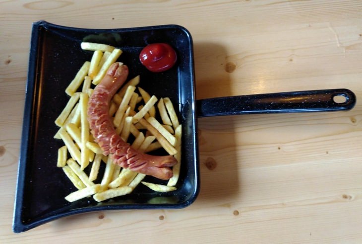Pretentious food presentations: hot dog dustpan