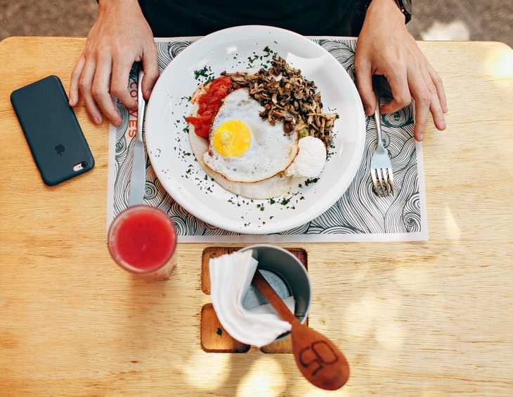 choline deficiency person eating breakfast eggs