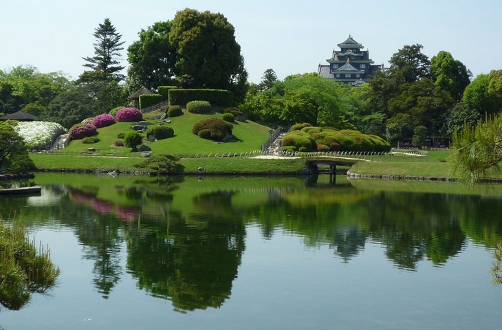 Beautiful gardens: Kōraku-en Garden bushes