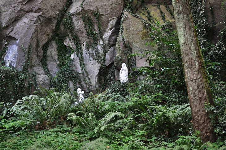 Beautiful gardens: The Grotto statues