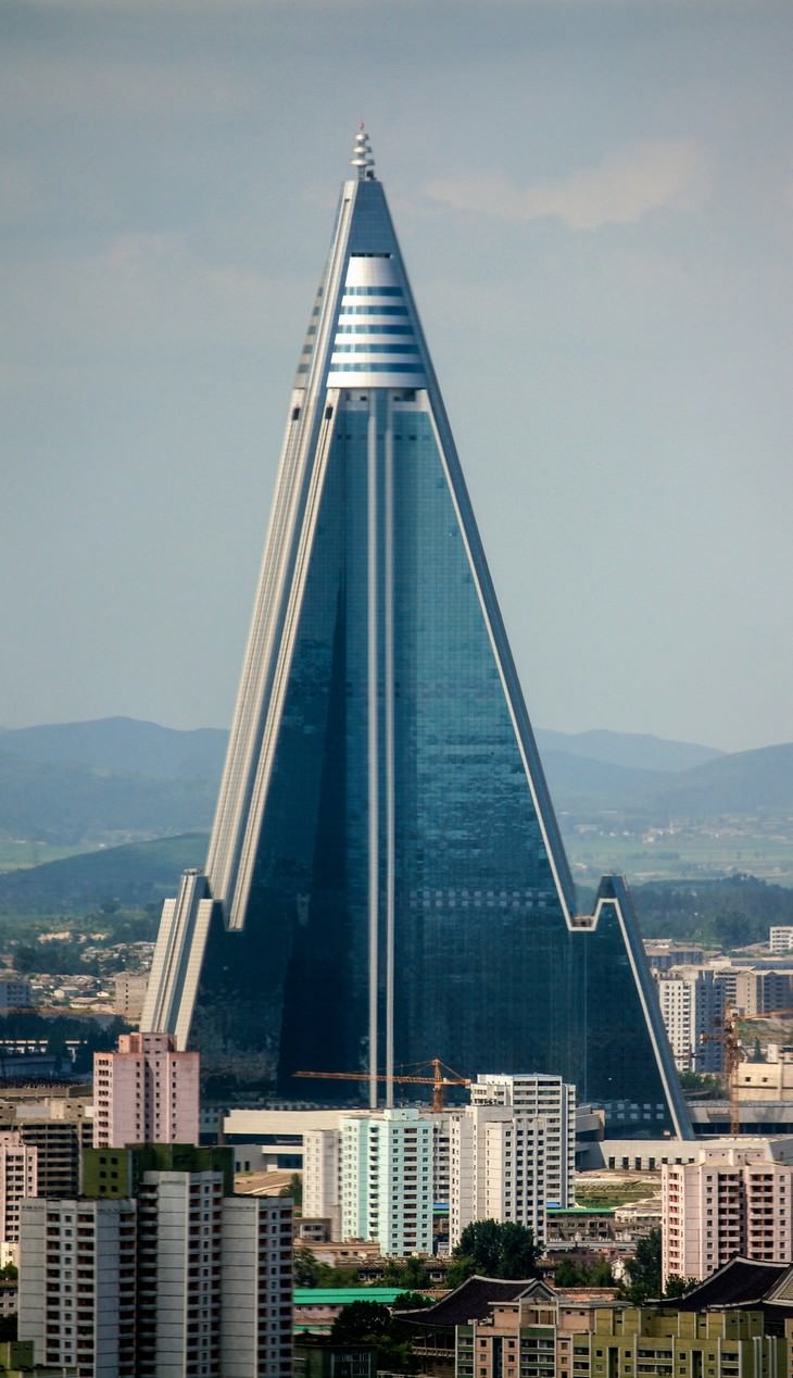 ugly buildings around the world Ryugyong Hotel