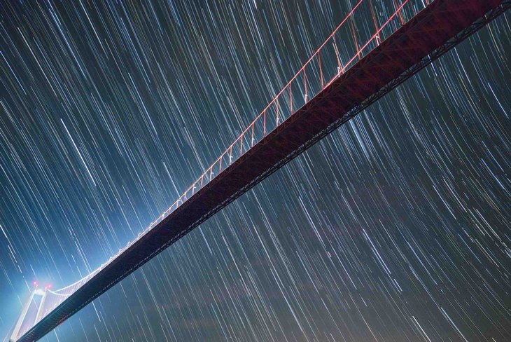 Astronomy pictures: bridge star trajectory