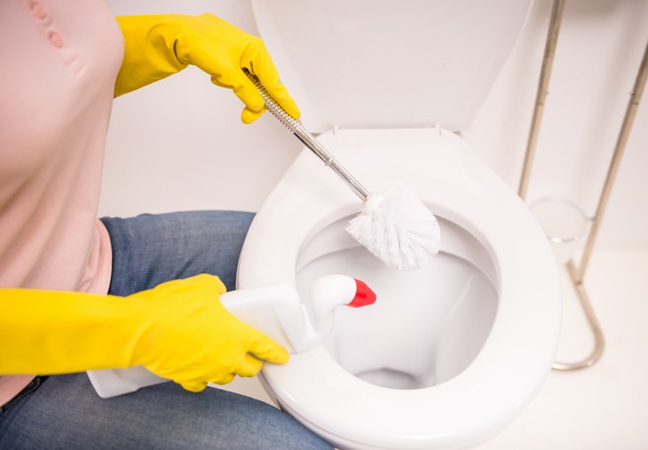 cleaning mistakes we still do Don’t leave the toilet brush moist