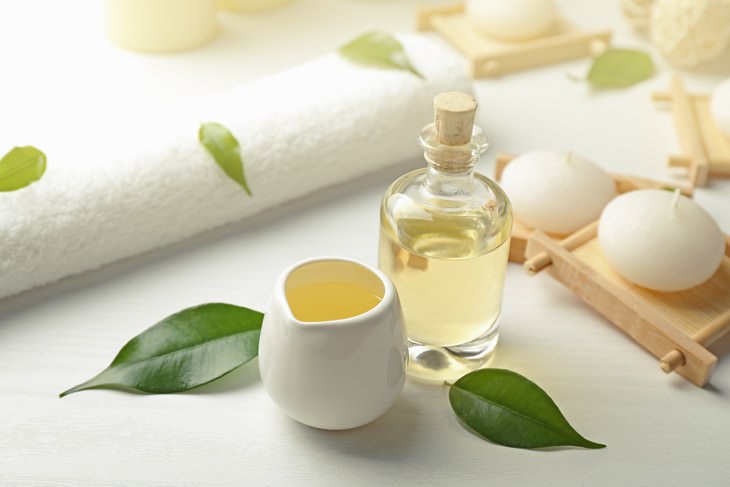 tea tree oil uses oil in a bottle