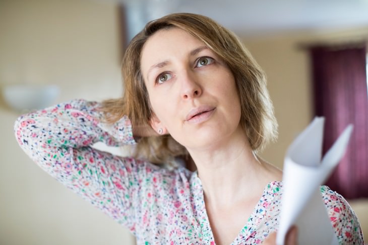 hot flashes as a predictor of heart disease in women - woman suffering from a hot flash