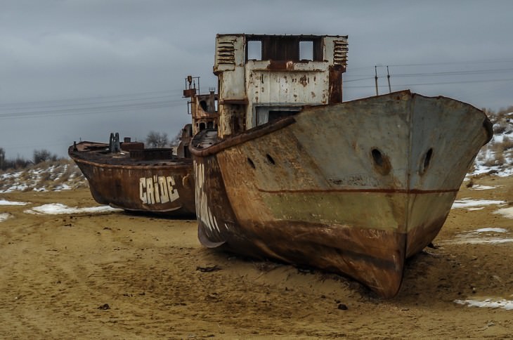 strange lakes  Aral Sea