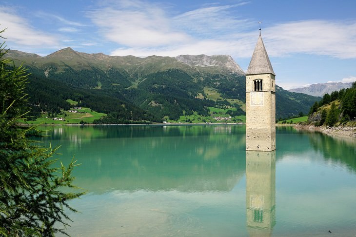 strange lakes Lake Resia