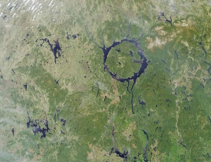 strange lakes Lake Manicouagan