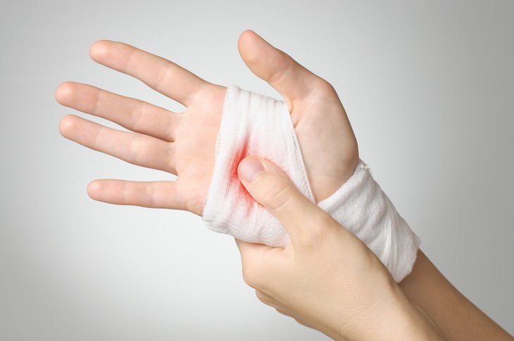 side effects of fish oil Bleeding hand
