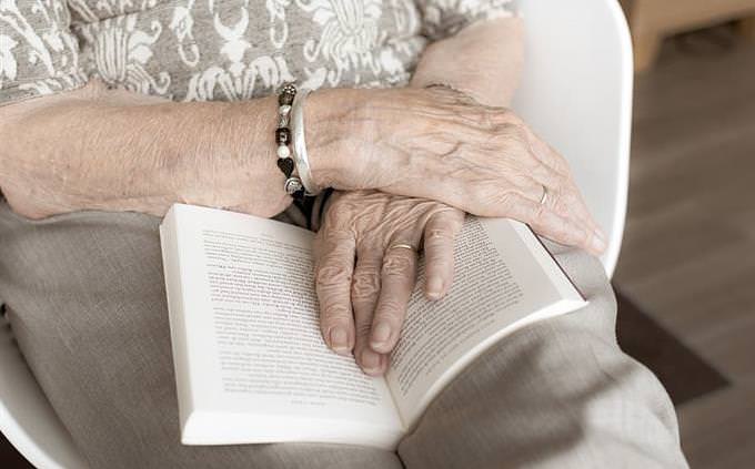 quiz: old woman reading a book
