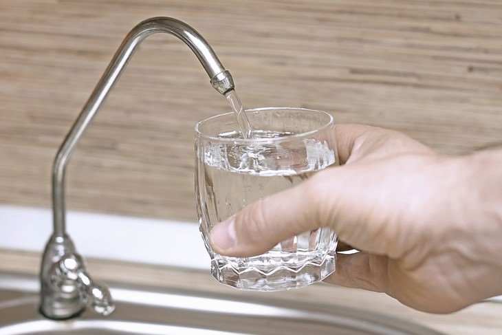tips on how to lower aluminum exposure pouring filtered tap water