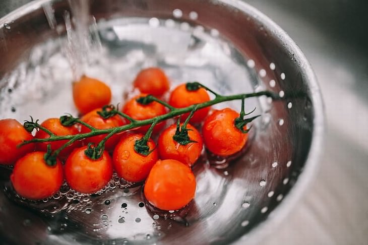 tips on how to lower aluminum exposure washing cherry tomatoes in the sink