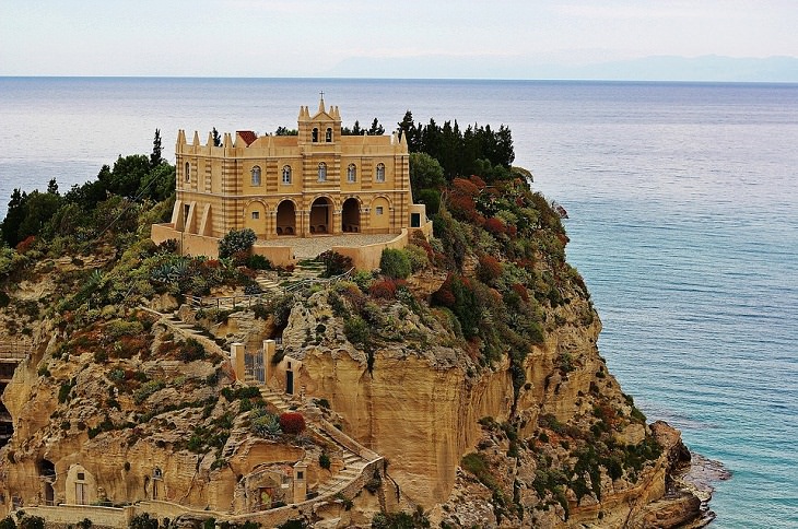 Lugares desconhecidos Santa Maria dell’Isola em Tropea, Itália