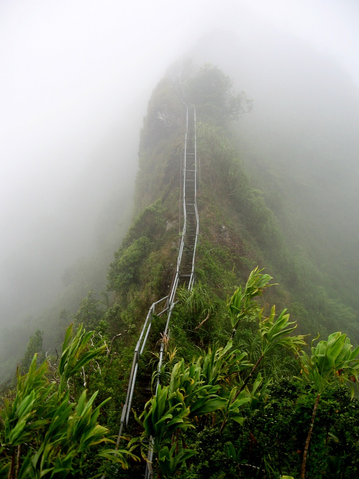 Lugares desconhecidos Haiku Stairs em Oahu, Havai.​