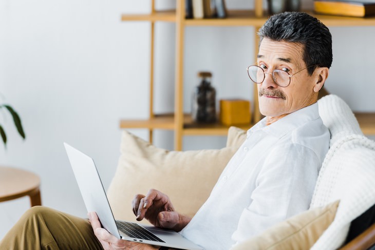 dry mouth health guide man using a laptop