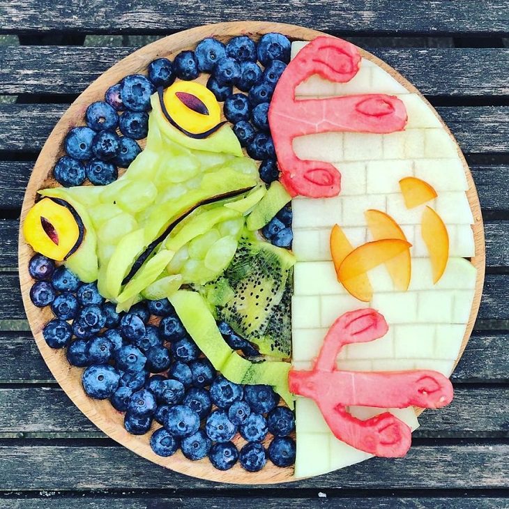 Animal food art made by Sarah Lescrauwaet-Beach with fruits and vegetables