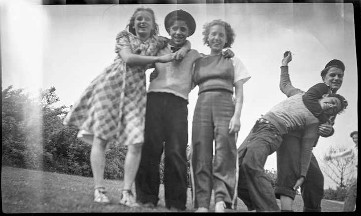 Vintage Photos That Will Take You to 1930s Chicago group of friends