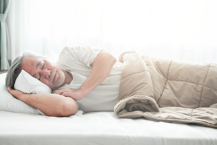 Study Finds Weighted Blankets Can Cure Insomnia senior man sleeping