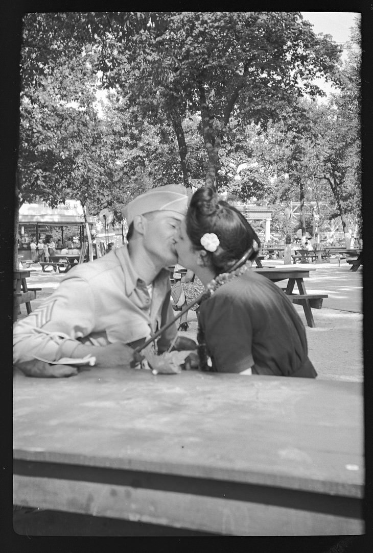 Vintage Photos That Will Take You to 1930s Chicago soldier and girlfriend kissing