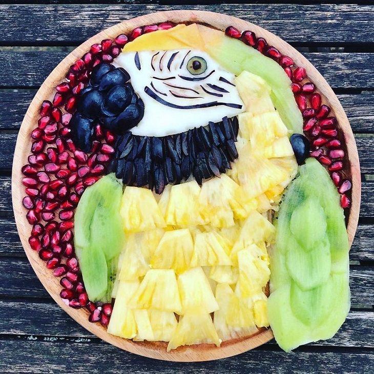 Animal food art made by Sarah Lescrauwaet-Beach with fruits and vegetables